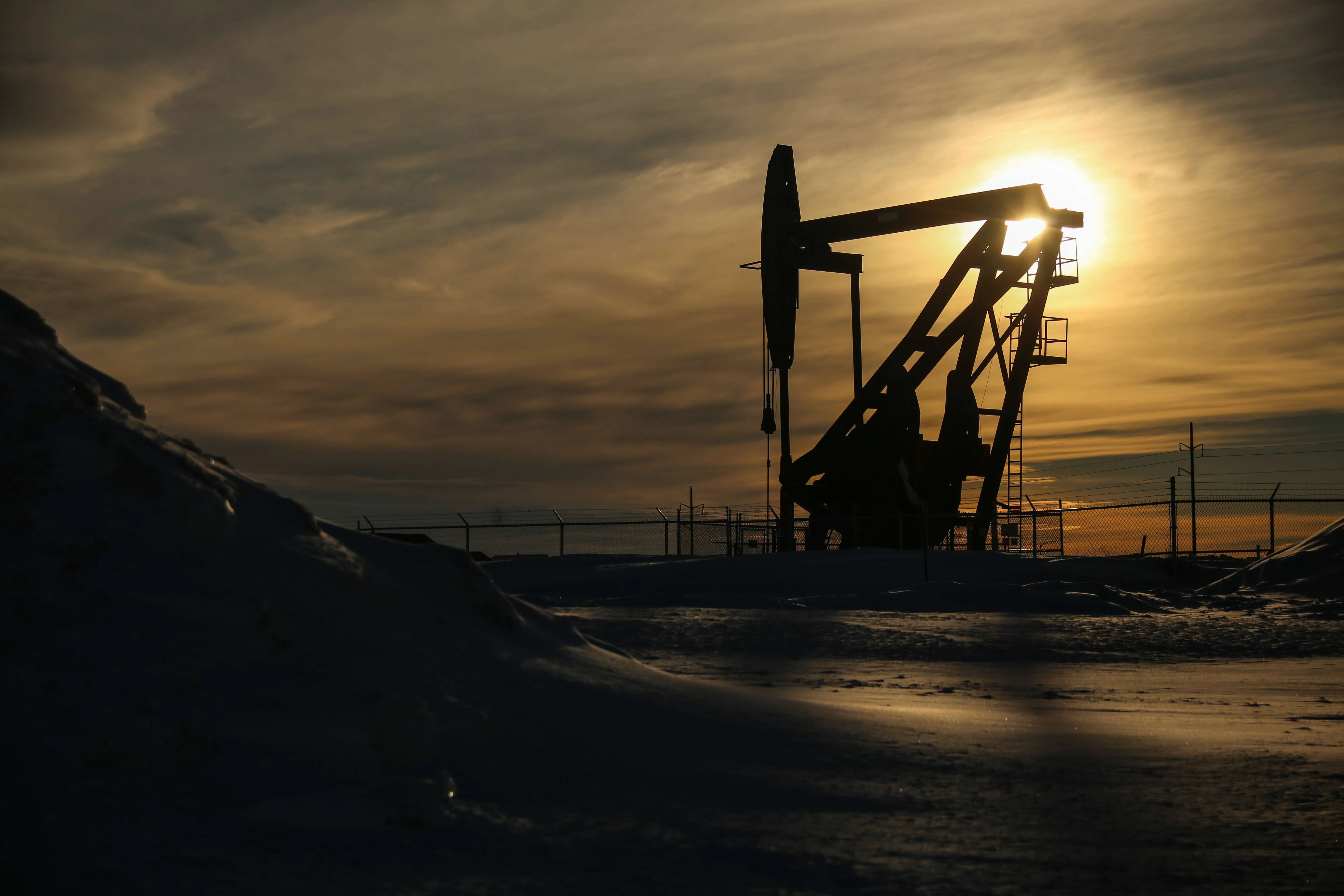 Joel pressure. Нефтедобыча. Черная нефть. Нефтяные вышки на суше. Нефтедобывающая станция на суше.