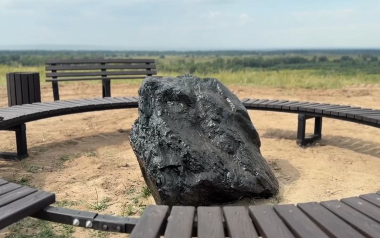Музей угольной техники на горе Изых пополнился новыми скамейками и урнами