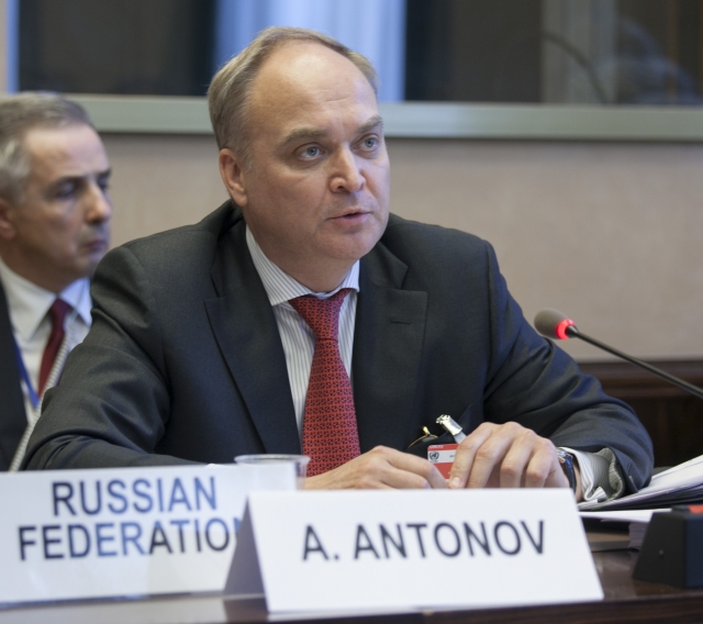 Антонов назвал попыткой демонизировать Россию заявления США о химоружии
