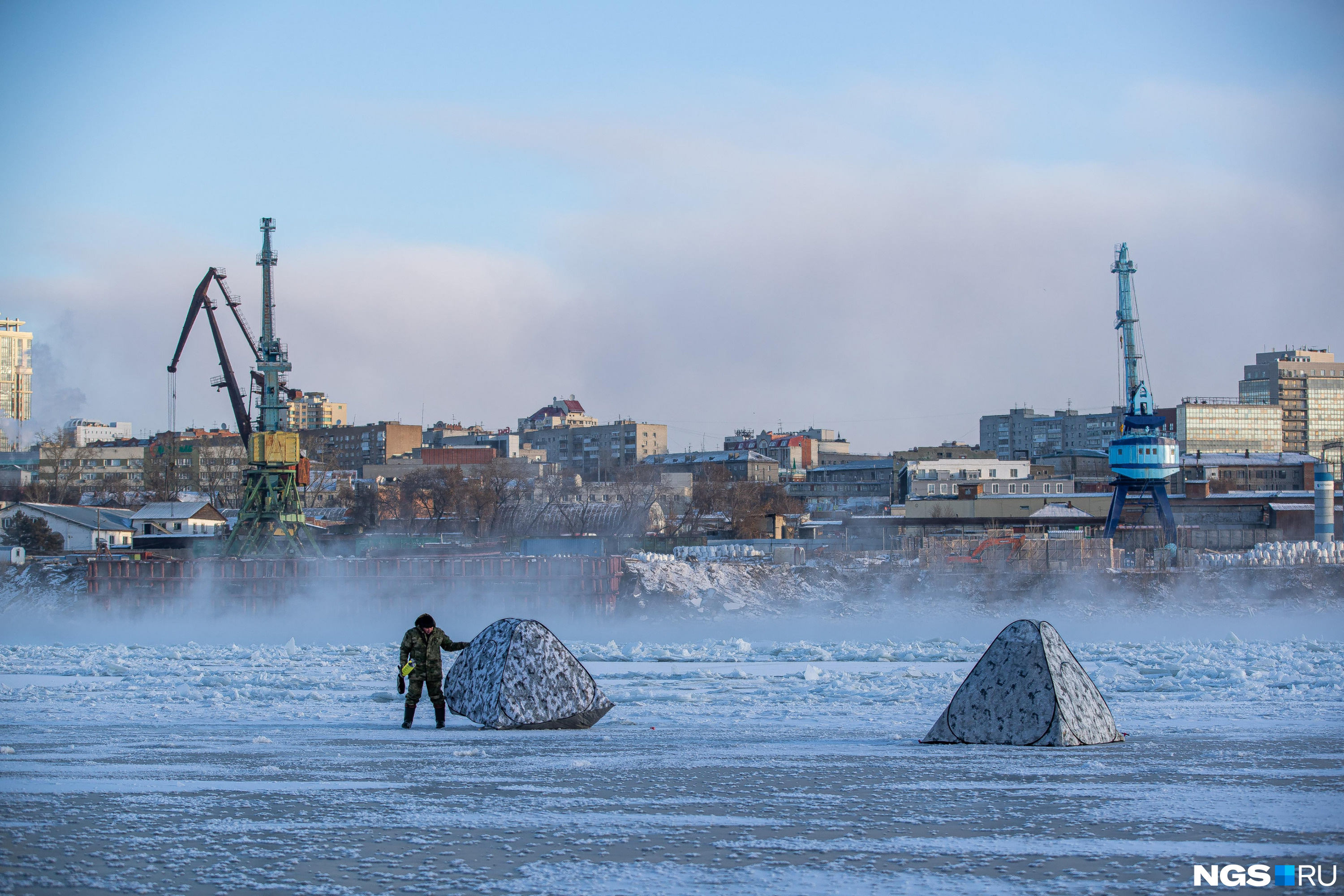 где большие морозы. природа сибири зима. сильный мороз. холод в городе. обь зимой новосибирск.