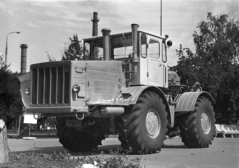 Советский колесный трактор ‭«Кировец» К-700 общего назначения повышенной проходимости
