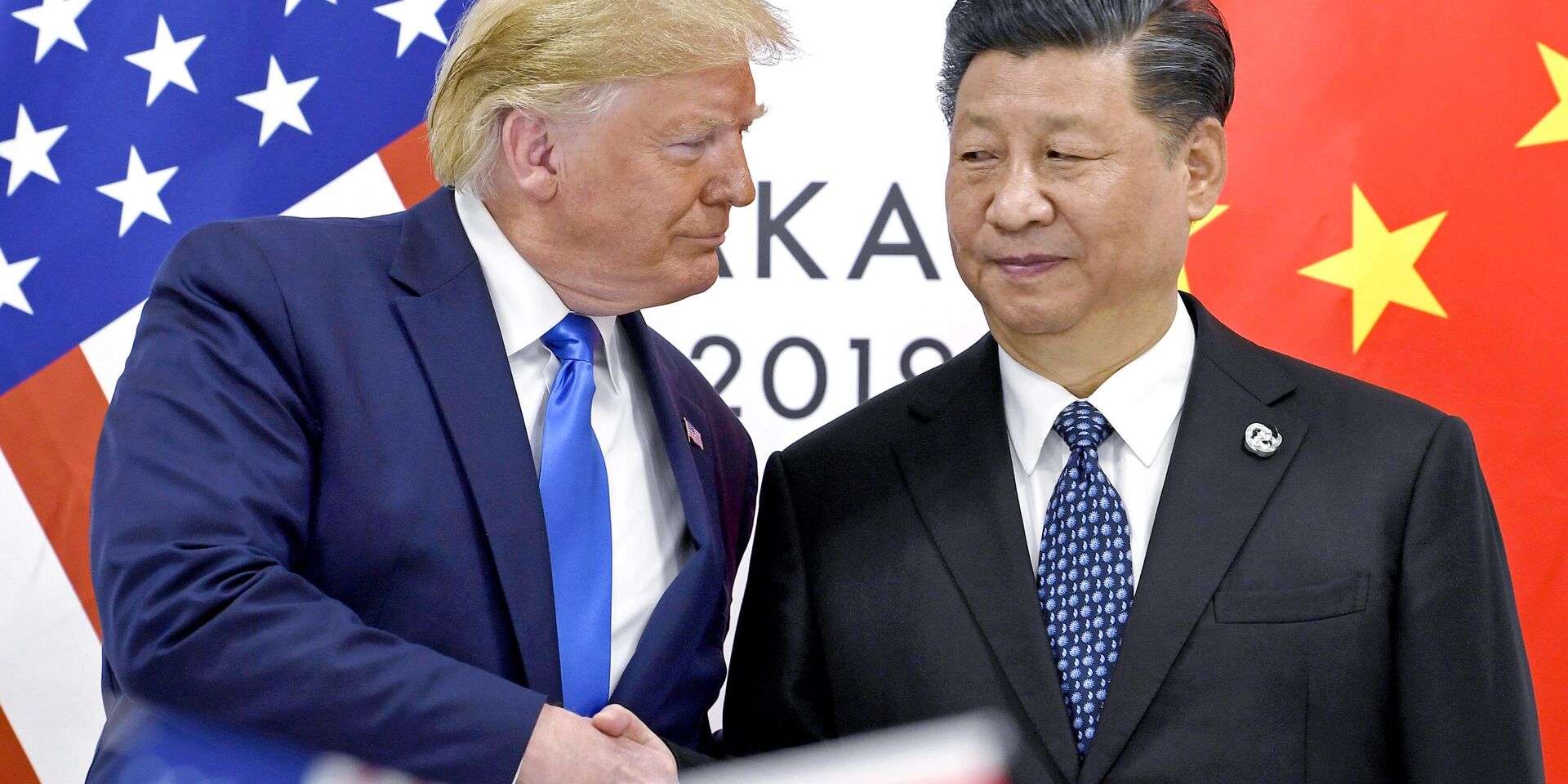 Президент Дональд Трамп пожимает руку председателю Китая Си Цзиньпину во время встречи на полях саммита G20 в Осаке, Япония, 29 июня 2019 года. - ИноСМИ, 1920, 13.05.2026