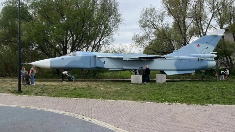 В Черняховске по улицам города проехал самолет Су-24 М