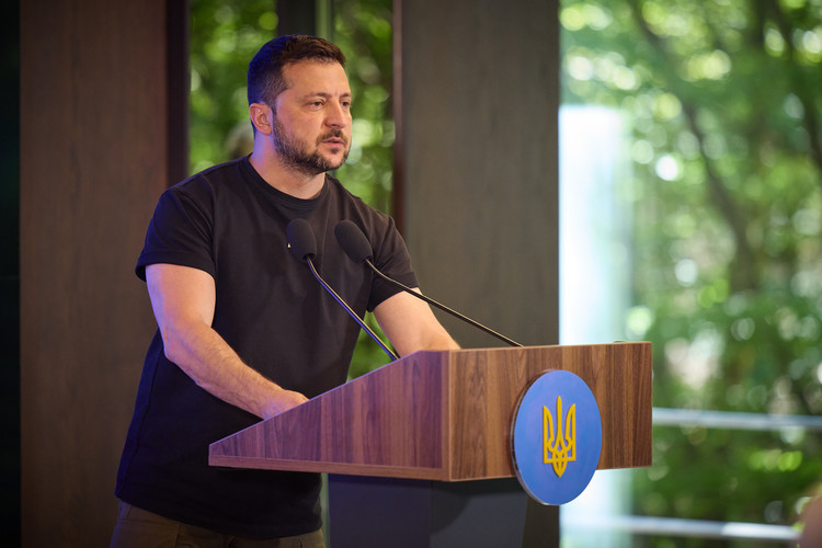 «Вот некоторые говорят, что Зеленский — это еврей. Но он никакой не еврей! Это типичный украинец. Вот они так и выглядят»