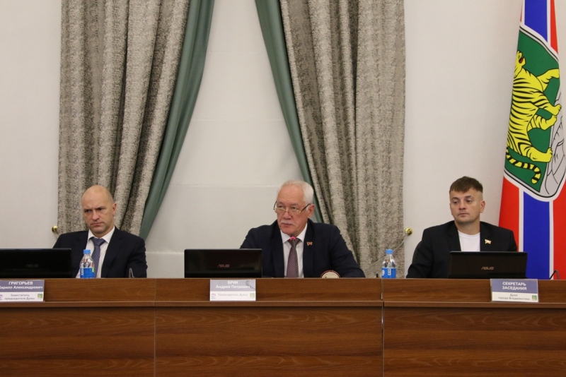 На заседании депутаты рассмотрели 27 вопросов