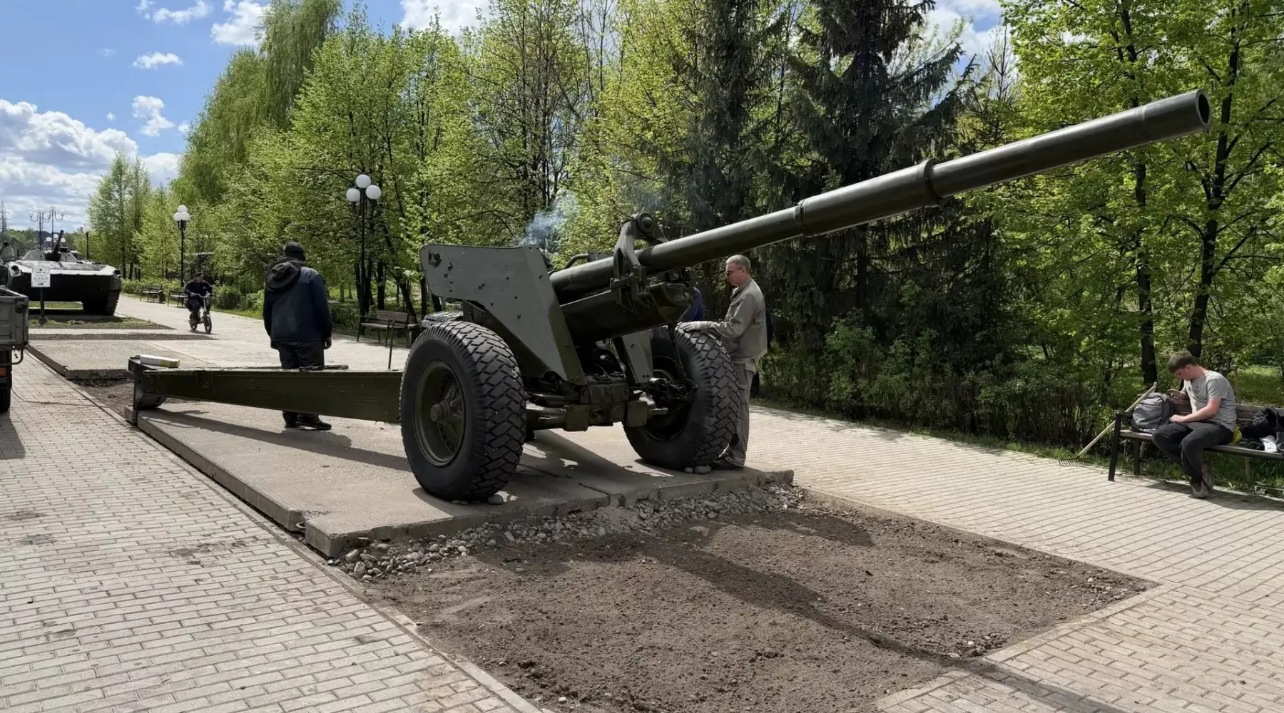 Артиллерийские пушки в парке Победы в Бийске 