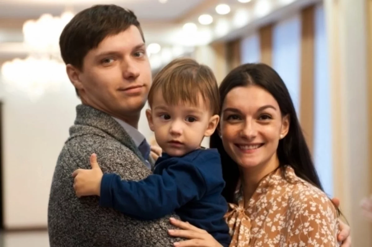 Дмитрий с женой и сыном.