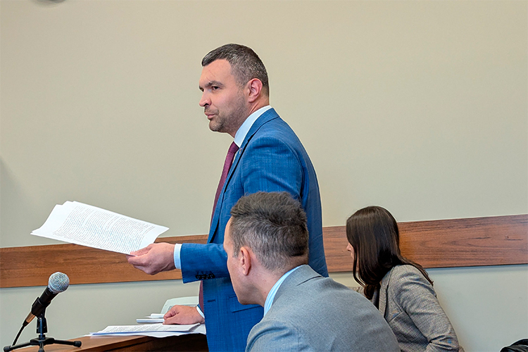 Сына Энгеля Наваповича Ильнара Фаттахова и невестки Лилии Фаттаховой представляет юрист Тимур Уразаев
