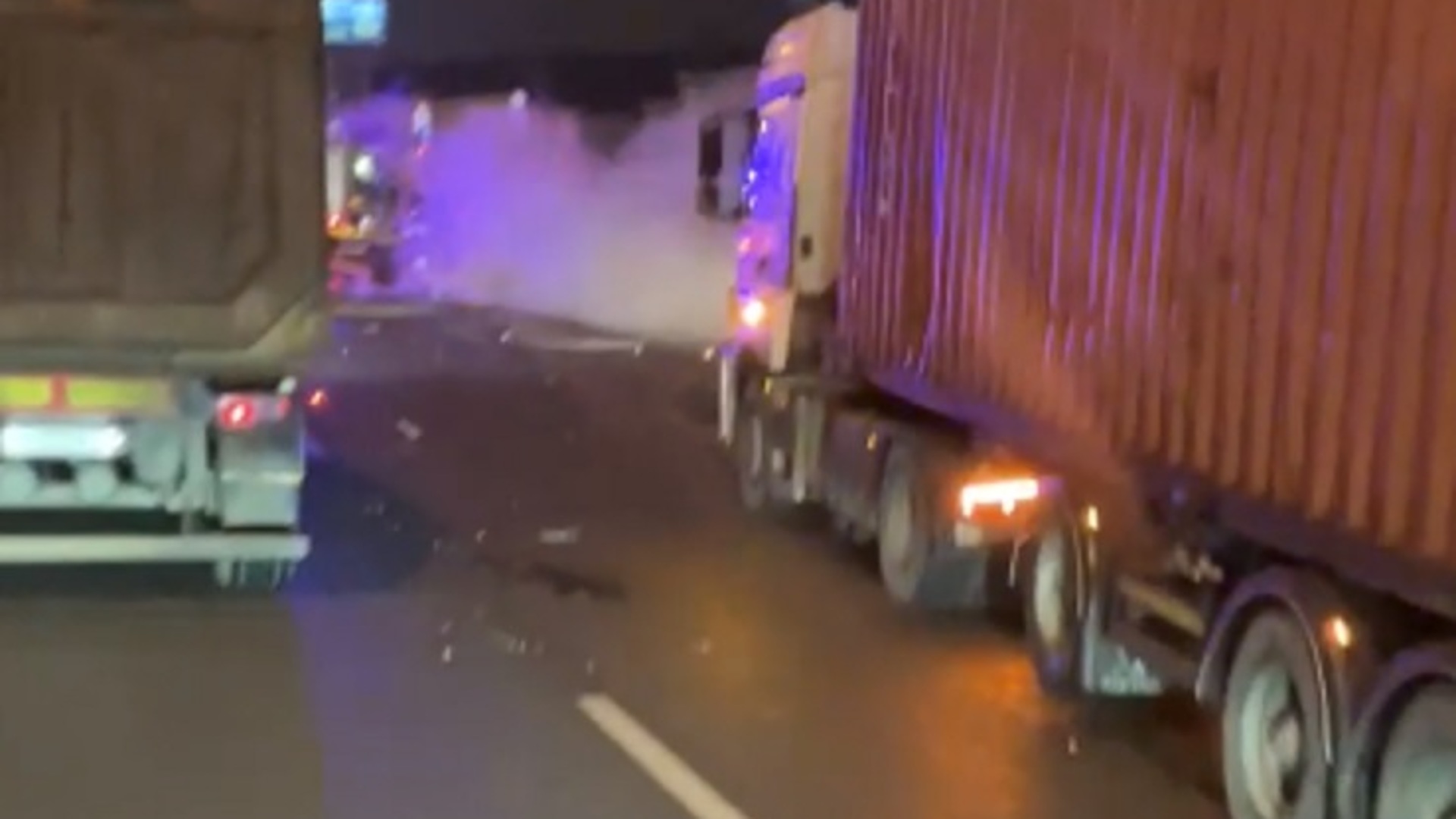 Мкад 2023. Мкад москва. Мкад перевернулась машина. Мкад перевернулась машина. Мкад перевернулась машина.