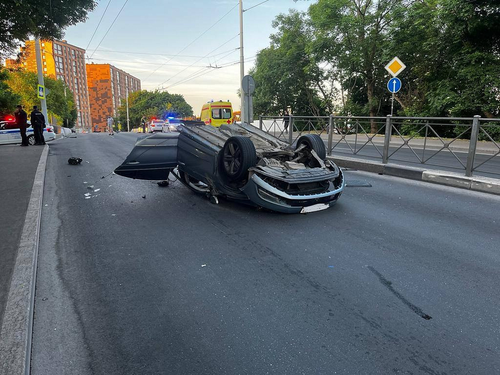 Водитель автомашины не справился с управлением и повредил стоявшую волгу