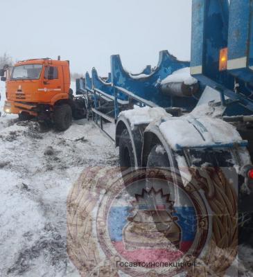 ГАИ по Саратовской области опубликовало фото сильно поврежденной машины после столкновения с 