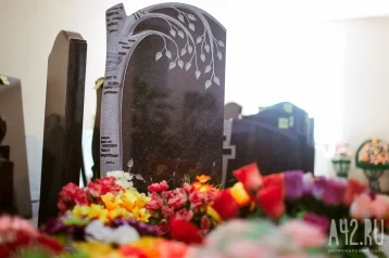 Фото: «Не убирается мусор»: кузбассовцы пожаловались на плачевное состояние кладбища в Троицу 1