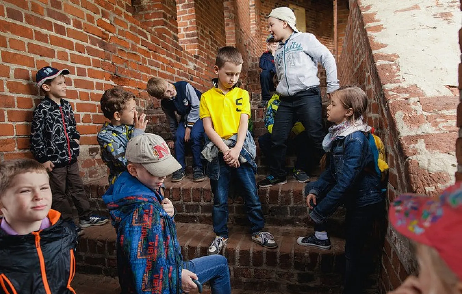 Дома издевается. Травля детей в школе буллинг. Бешеные дети в школе. Окружение подростка. Затравили ребенка.