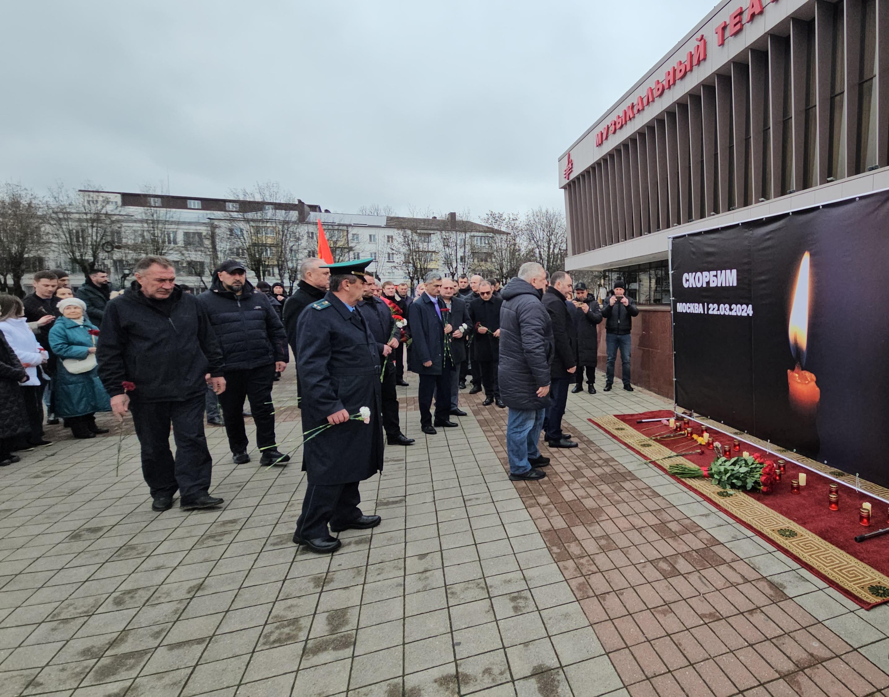 Мухадин Кумахов возложил цветы к мемориалу в память о погибших в теракте в Красногорске
