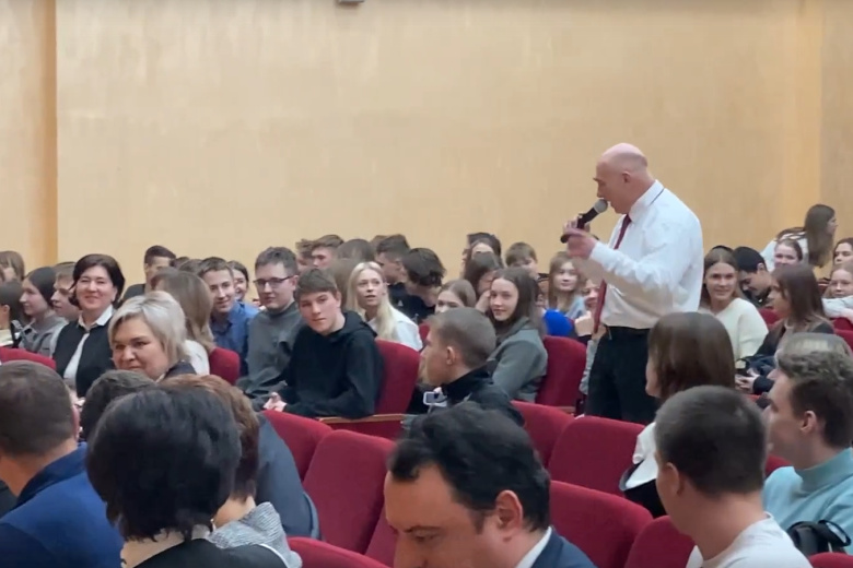 В КПРФ поддержали речь депутата о риске школьников «валяться на помойке»