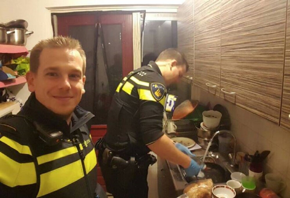 8. Полицейские приготовили ужин для детей, когда их маму увезли в больницу