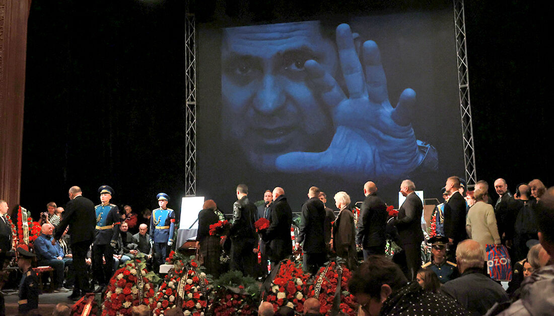 спектакль. сцена плачет. Michael jackson на сцене. гифки с корейскими актерами. сцена плачет.