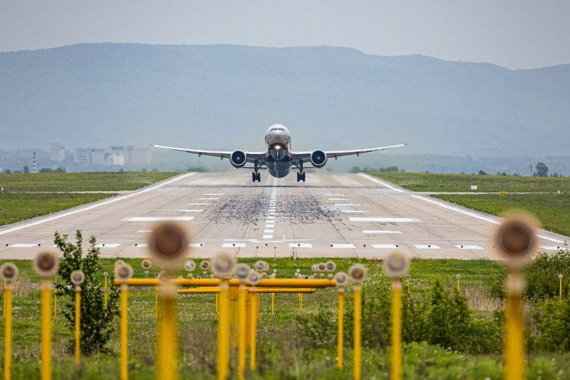 Самолет на взлетно-посадочной полосе ИА PrimaMedia
