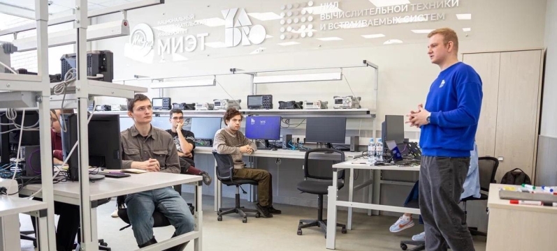 Компания YADRO провела воркшоп для миэтовцев