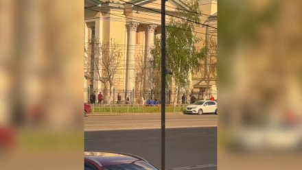 Полиция установила личность умершего возле строительного вуза человека в Воронеже