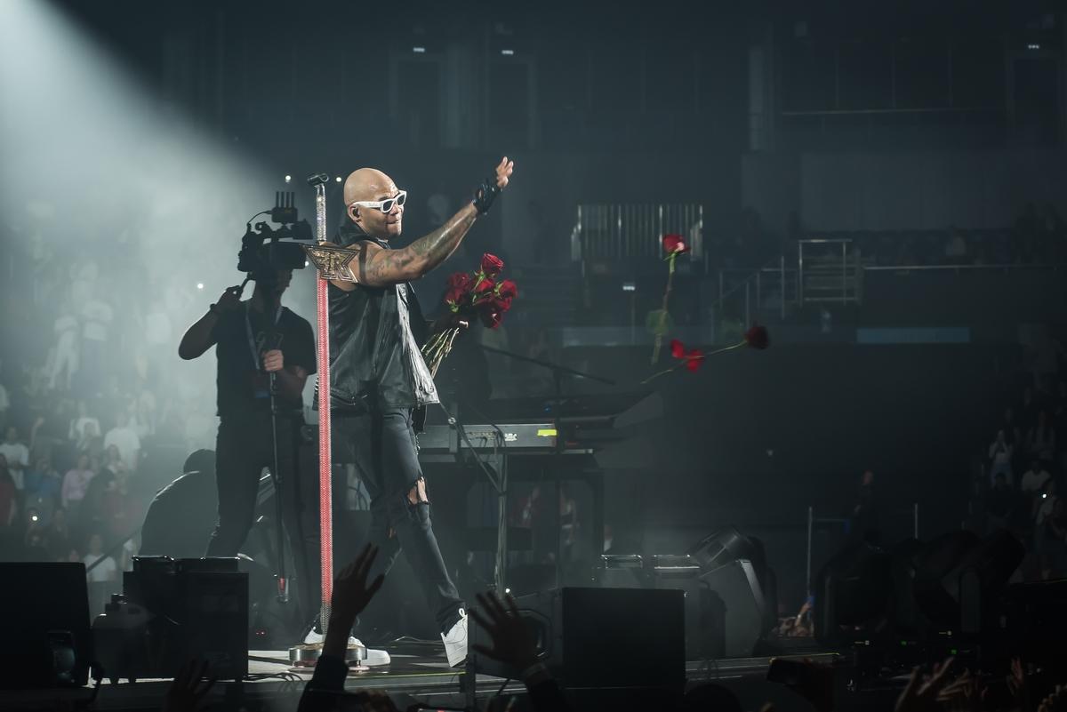 Фото «Бешеная энергетика»: в Новосибирске впервые прошёл концерт Flo Rida — динамичные кадры шоу 10