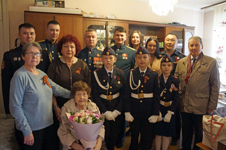 В Хабаровске росгвардейцы поздравили с наступающим праздником Победы ветерана Великой Отечественной войны