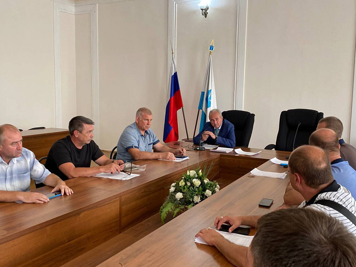 Первый заместитель главы администрации Заводского района Владимир Чирсков провел еженедельное совещание с управляющими компаниями