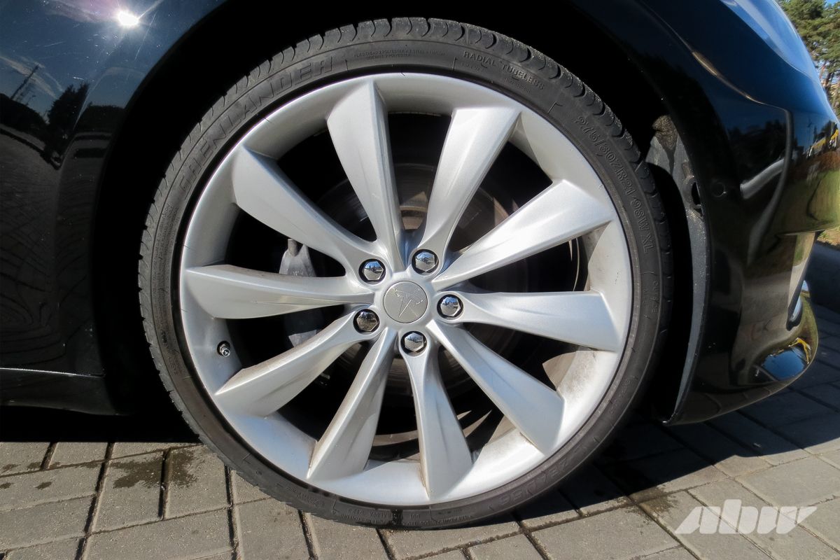 Tesla_Model_S_колесо