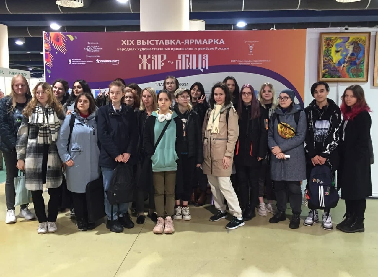 Музей. 3 священника. Посетители выставки. Выставка учебных заведений. Выставки в колледже.