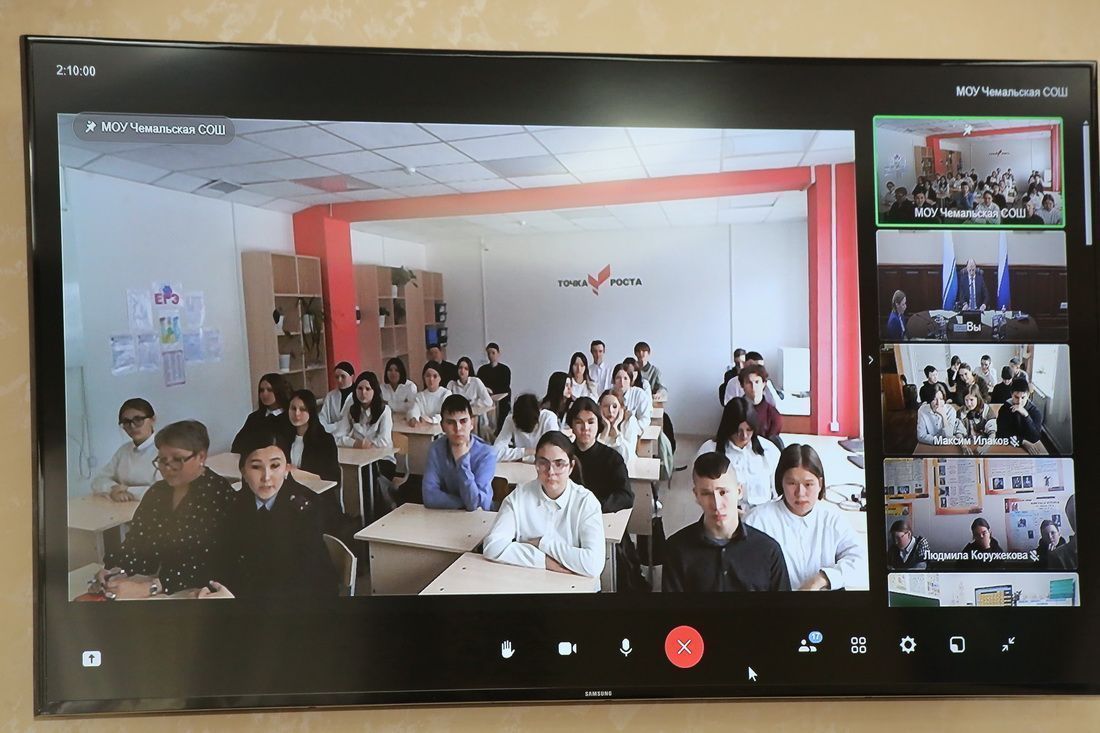 Олег Хорохордин провел урок цифры для чемальских школьников 