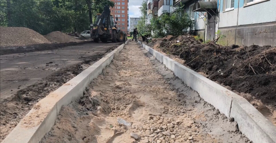 До конца сентября в одном из дворов по улице Ломоносова появятся новый тротуар и долгожданная ливнёвка