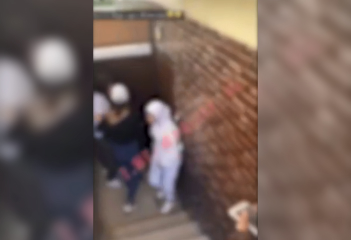 девочка избила монашку