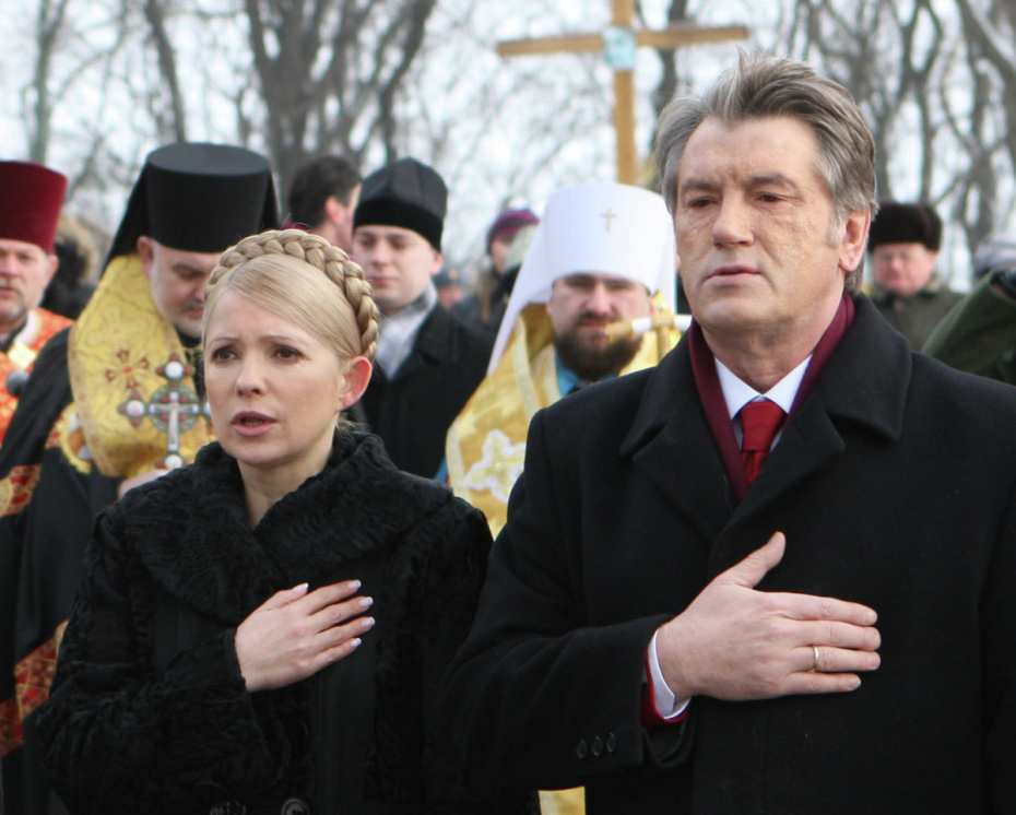 Премьер-министр Украины Юлия Тимошенко и президент Украины Виктор Ющенко (слева направо) на церемонии возложения цветов к памятному знаку Героям Крут на Аскольдовой могиле, 2009 год