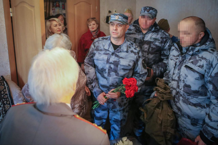 Сотрудники Росгвардии поздравили ветерана с Днем Победы в Рыбинске