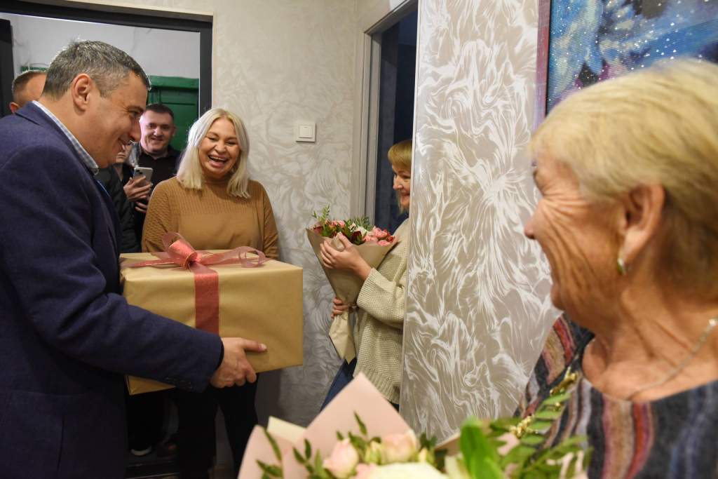 Хинштейн посетил жильцов пострадавших квартир после атаки БПЛА