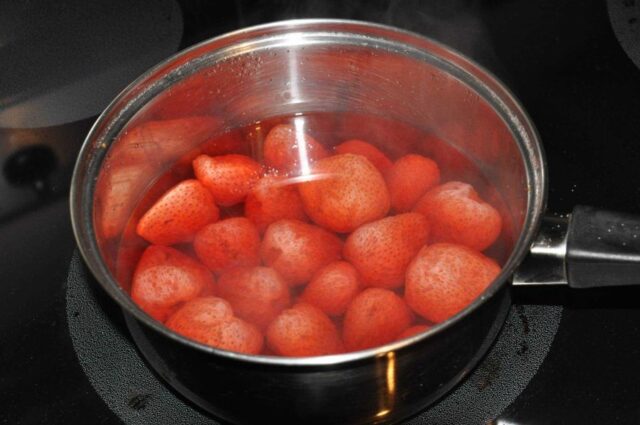 Клубничный компот из замороженной клубники: рецепты, в кастрюле, без сахара, польза