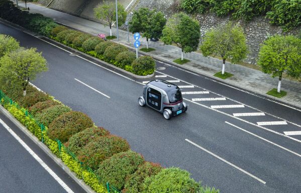 Беспилотный автобус "Robobus", произведенный компанией PIX Moving, движется по автономной линии движения в университетском городке Хуаси 22 июня 2025 года в провинции Гуйчжоу. - Sputnik Грузия