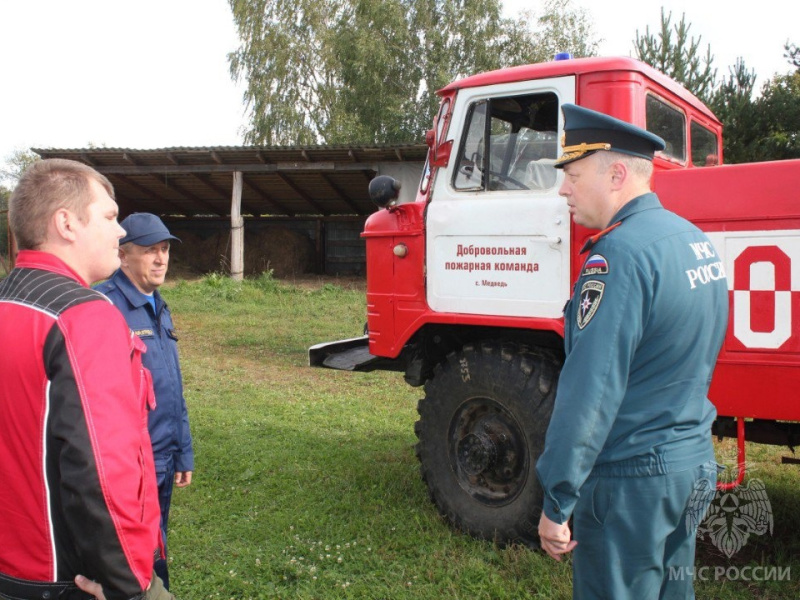 Начальник Главного управления МЧС России по Новгородской области Сергей Козырев пообщался с представителями добровольной пожарной команды села Медведь Шимского района