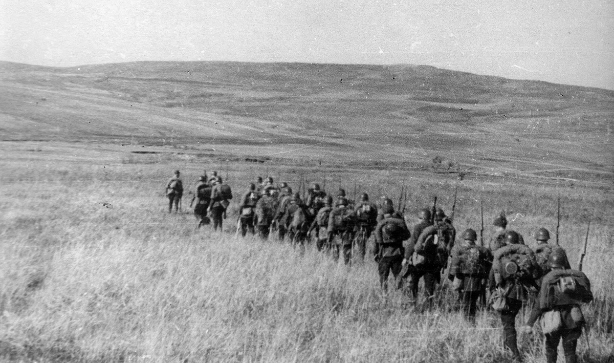 Пехотное подразделение РККА на марше в районе озера Хасан.