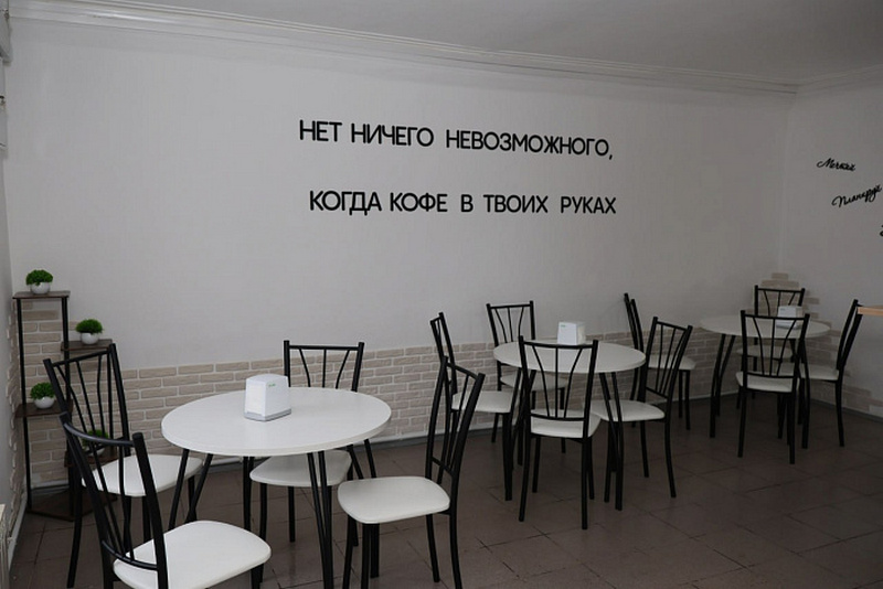 Соцконтракт помог жене участника СВО Елене Заболотских из Уржума развить семейное кафе