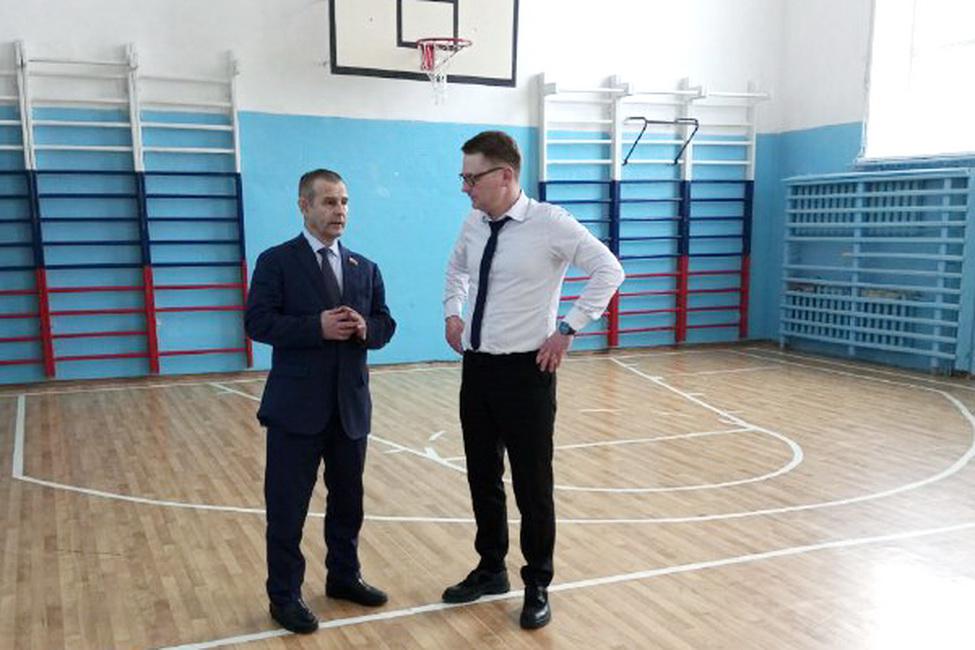 Игорь Умербаев в спортивном зале Татарского педагогического колледжа
