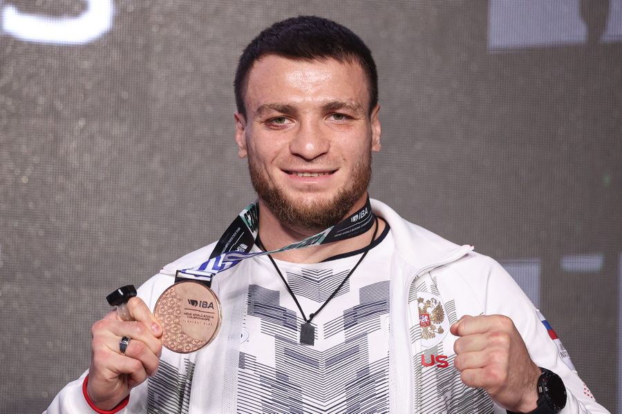 Имам Хатаев (Россия), завоевавший бронзовую медаль, во время церемонии награждения