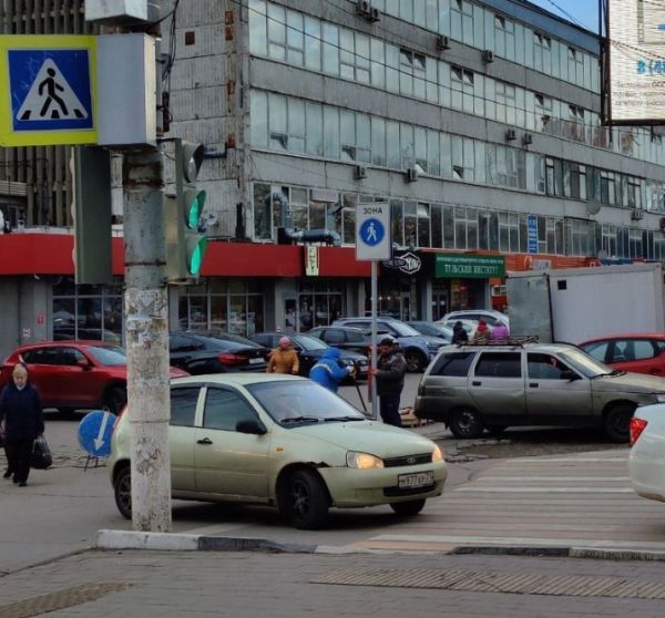 Напротив остановки. Остановка пединститут. Остановка педуниверситет Тула. Машиностроителей остановка педуниверситет.