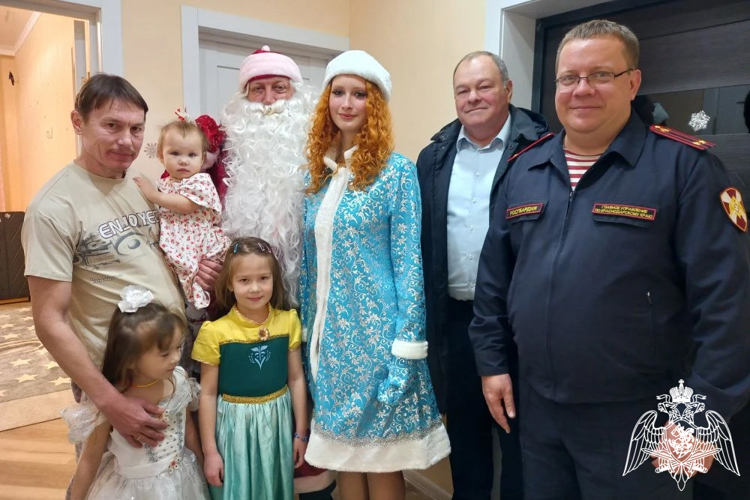 Дед Мороз специального назначения вручил новогодний подарок школьнице из Краснодара