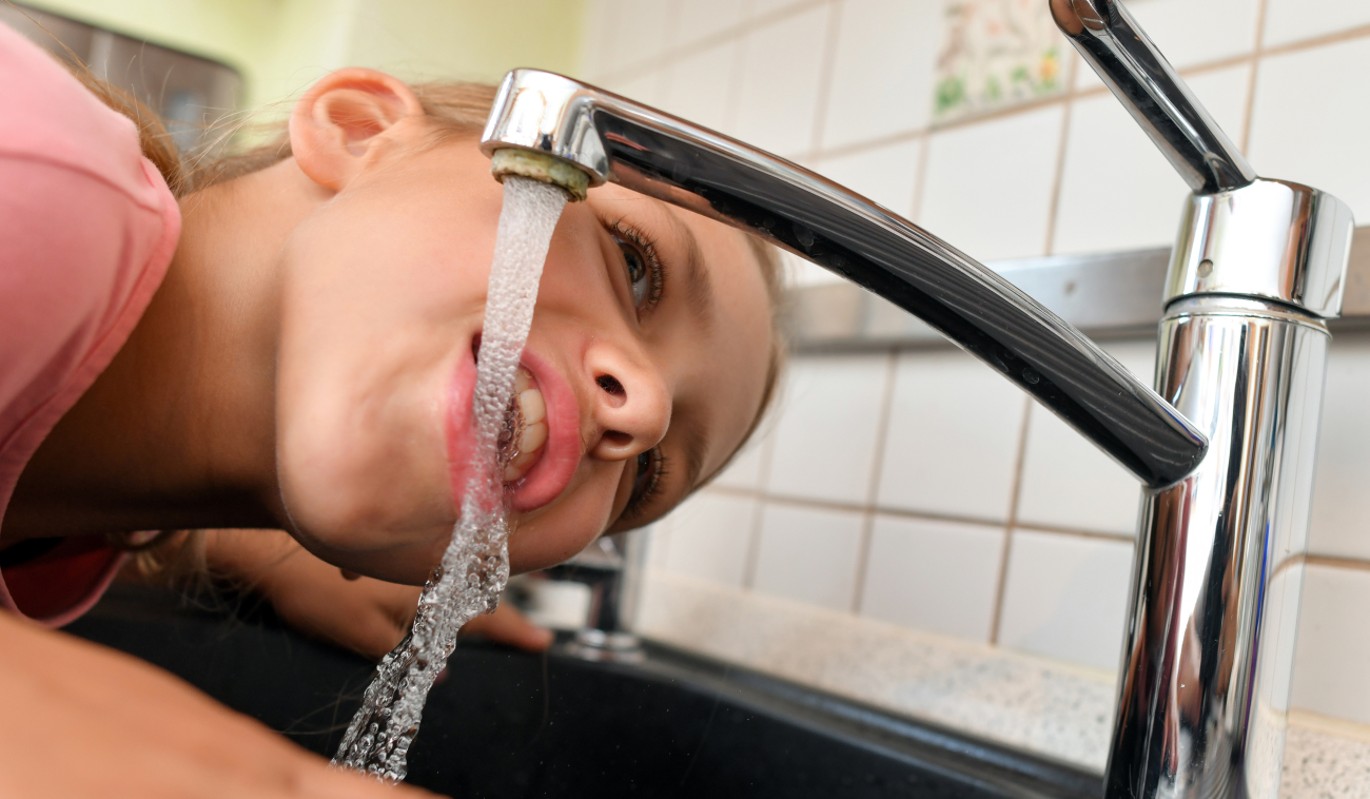 Пил холодную воду. Вода из под крана. Питьевая вода из под крана. Пить воду из под крана. Человек пьет воду из под крана.