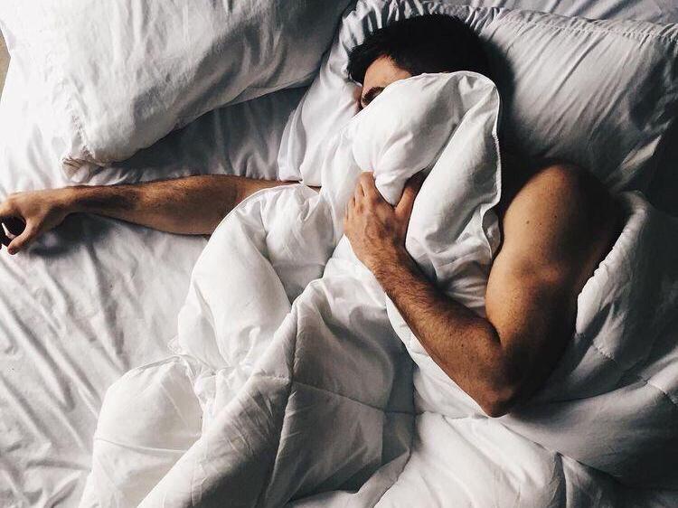 Парень в кровати. Спящий человек. Красивый мужчина лежит. Юноша спит. Мужчина спит.