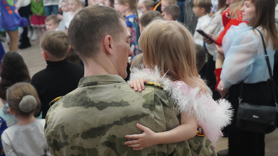 В Саратове дети военнослужащих и сотрудников Росгвардии посетили новогоднюю ёлку