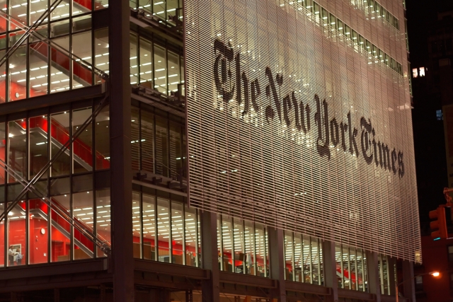 В редакцию New York Times попытался ворваться мужчина с топором и мечом