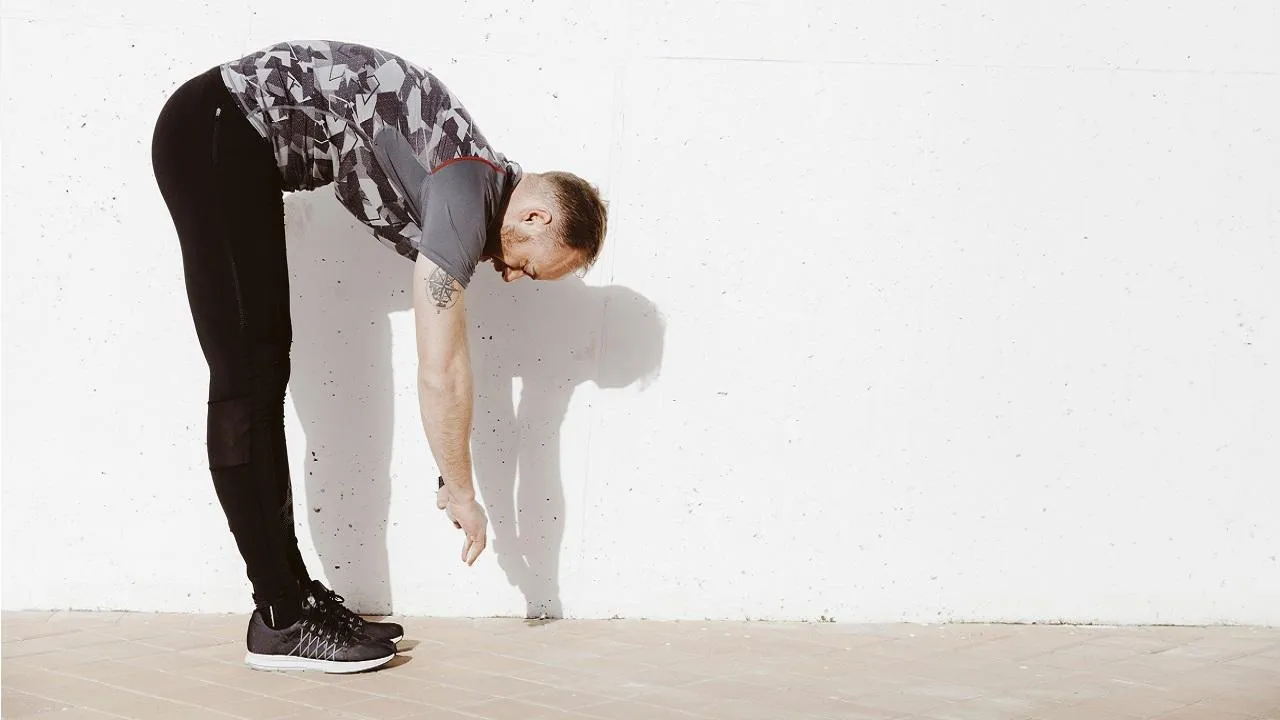 Наклонилась поднять. Наклонилась поднять. Девушка наклонилась вперед. Фотосессия женская в наклоне. Уттанасана поза.