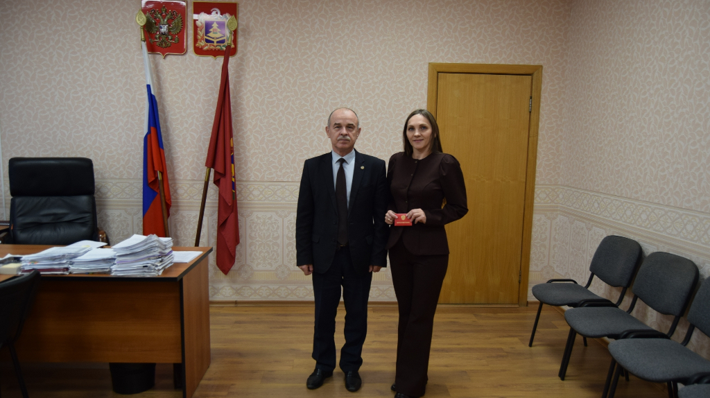 В Унече торжественно вручили удостоверение судье Надежде Худяковой